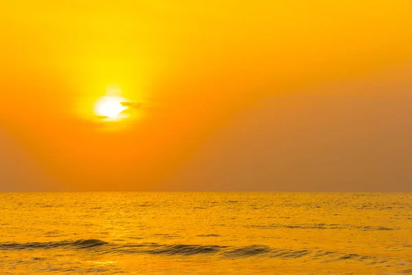 Beautiful landscape outdoor sea ocean and beach at sunrise or su — Stock Photo, Image