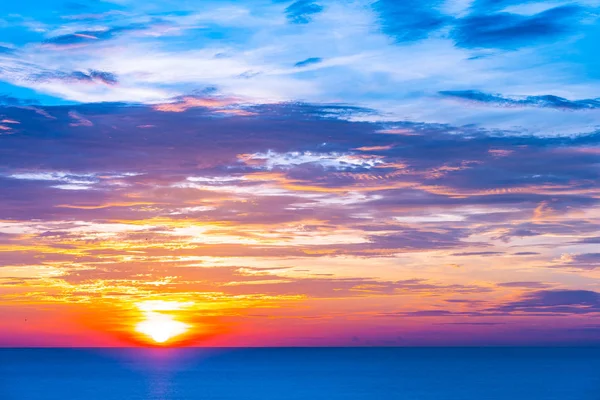 Bellissimo paesaggio naturale tropicale all'aperto di spiaggia di mare al sole — Foto Stock