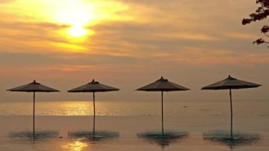 Güzel dalgalı denizin sakin görüntüleri.