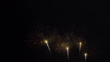Gece gökyüzünde patlayan havai fişeklerin yakın çekim görüntüleri.