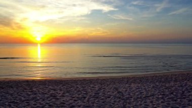 Güzel dalgalı denizin sakin görüntüleri.