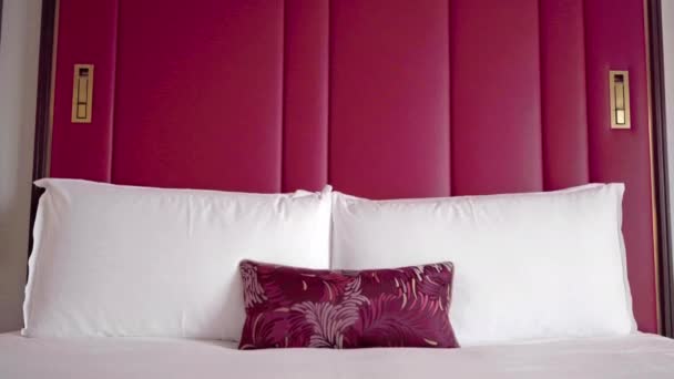 リゾートホテルの豪華な寝室の映像 — ストック動画