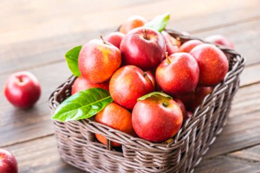 Sepet içinde kırmızı elma