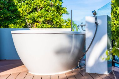 Güzel lüks beyaz küvet banyo dekorasyon iç