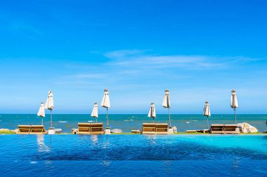 Güzel açık doğa manzara ile yatak şezlong sw çevresinde