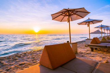 Şemsiye ve sandalye yastık çevresinde bea güzel manzara ile