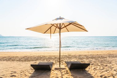 Sandalye şemsiye ve sk güzel plajı deniz okyanusta lounge