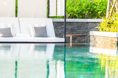 Şemsiye sandalye salonu çevresinde orada fo ile Açık Yüzme Havuzu