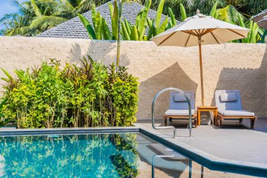 Şemsiye ve sandalye yakın deniz okyanus plaj wi yüzme havuzu etrafında