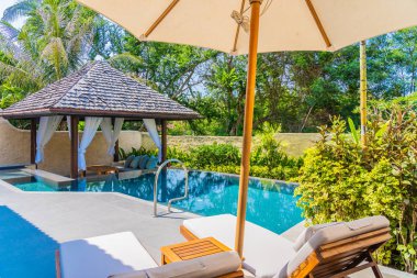 Şemsiye ve sandalye yakın deniz okyanus plaj wi yüzme havuzu etrafında