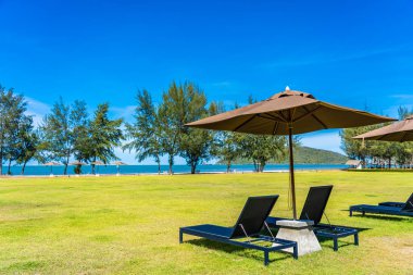 Şemsiye ve c ile deniz ve plaj güzel açık manzara