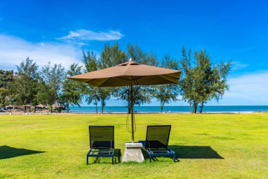 Şemsiye ve c ile deniz ve plaj güzel açık manzara