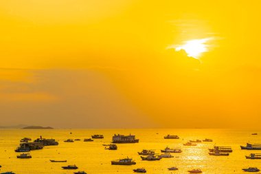 Pattaya körfezi ve şehir i deniz okyanusunda gemi veya tekne bir sürü