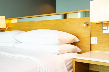 B yatak dekorasyonu üzerinde güzel lüks rahat beyaz yastık