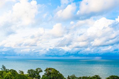 Beyaz bulut ile güzel panoramik manzara veya deniz manzarası okyanus
