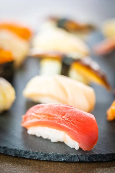 Set de sushi Nigiri cu creveți de ton de somon creveți coajă de anghilă și dinte — Fotografie, imagine de stoc
