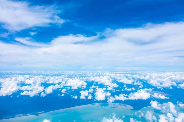 Vista aérea da nuvem branca e céu azul — Fotografia de Stock