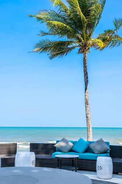 Подушка на диване украшения мебели близко море и пляж на голубом — стоковое фото