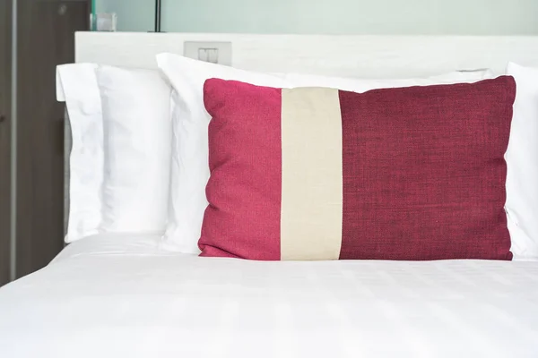 Beau coussin confortable et couverture sur la décoration du lit — Photo