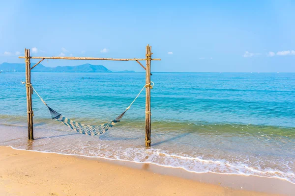 Hamaca vacía columpio en la hermosa playa y el mar —  Fotos de Stock