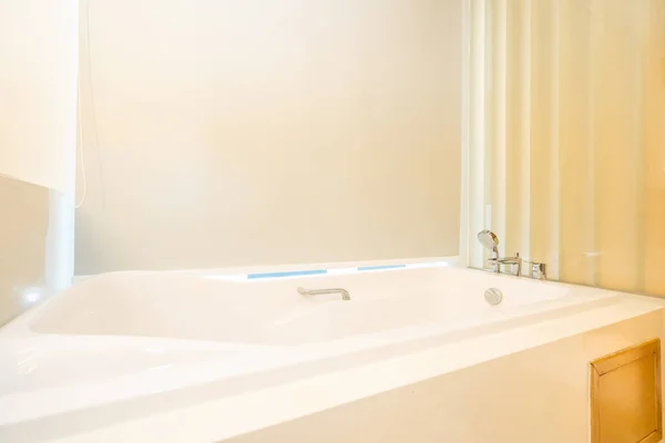 Bela decoração banheira branca interior do banheiro — Fotografia de Stock