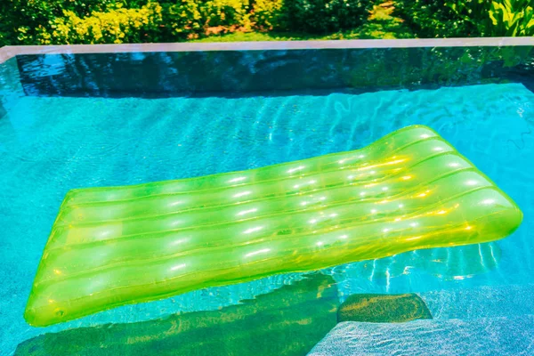 Красочное плавательное кольцо или резиновое плавание вокруг бассейна — стоковое фото