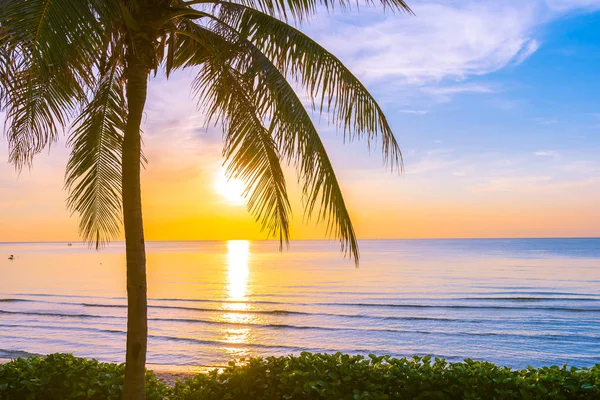Schöne tropische Landschaft im Freien Meer Ozean Strand mit Coc — Stockfoto