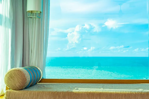 Όμορφο άνετο μαξιλάρι στον καναπέ με θαλάσσιο ωκεανό λευκό σύννεφο — Φωτογραφία Αρχείου