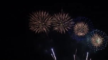 Gece gökyüzünde patlayan havai fişeklerin yakın çekim görüntüleri.