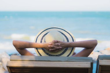 Portre güzel genç Asyalı kadın mutlu gülümseme sakin ol ne