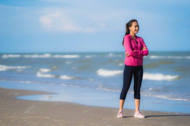 Portre güzel genç Asyalı kadın çalışan ve t üzerinde egzersiz