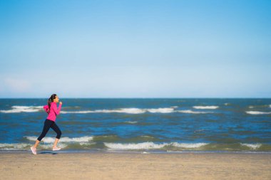 Portre güzel genç Asyalı kadın çalışan ve t üzerinde egzersiz