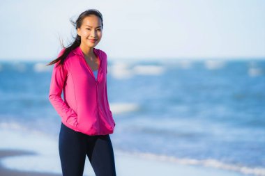 Portre güzel genç Asyalı kadın çalışan ve t üzerinde egzersiz