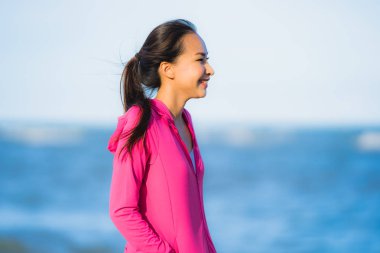 Portre güzel genç Asyalı kadın çalışan ve t üzerinde egzersiz