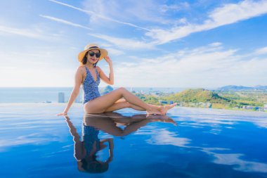 Asyalı genç gülümsemek güzel kadın portre mutlu dinlenmek