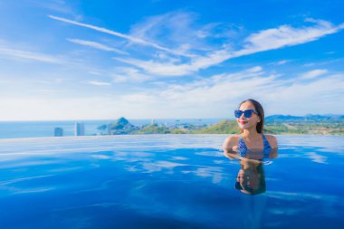 Asyalı genç gülümsemek güzel kadın portre mutlu dinlenmek