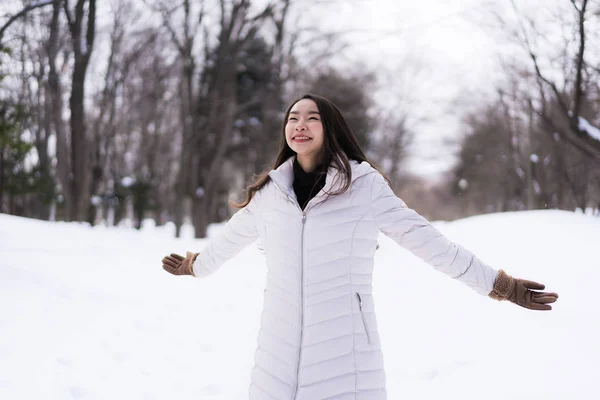 Bela jovem ásia mulher sorrindo feliz para viagem no neve ganhar — Fotografia de Stock