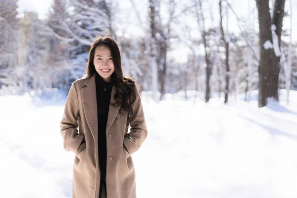 Retrato Jovem asiático bonito mulher sorriso feliz viagem e enjo — Fotografia de Stock