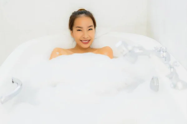 Portré gyönyörű fiatal ázsiai nő fog kád a fürdőszobában — Stock Fotó