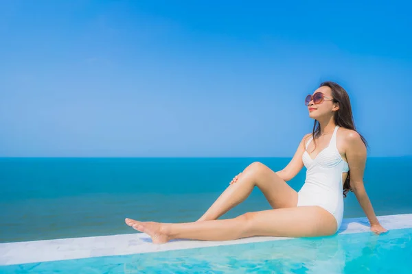 Retrato bonito jovem asiático mulher feliz sorriso relaxar em swimmi — Fotografia de Stock