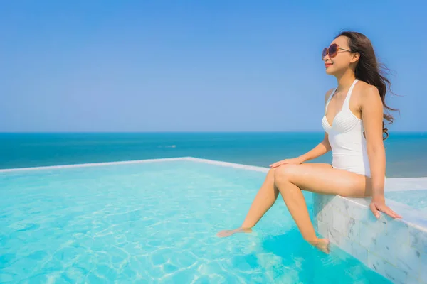 Retrato bonito jovem asiático mulher feliz sorriso relaxar em swimmi — Fotografia de Stock