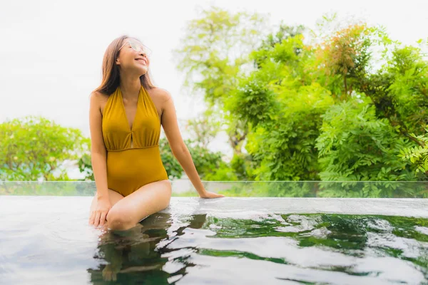 Portrait beautiful young asian woman relax leisure in swimming p — Stock Photo, Image