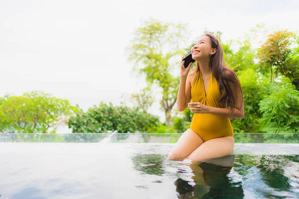 Portrait beautiful young asian woman with cell phone or mobile p — Stock Photo, Image