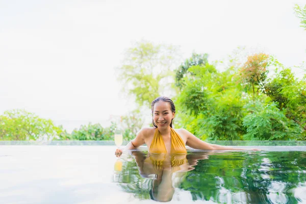 シャンパングラスを持つ美しい若いアジアの女性の肖像画 — ストック写真