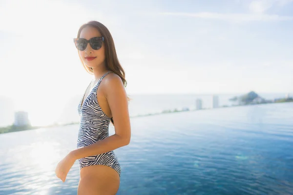 Retrato bonito jovem asiático mulher sorriso feliz relaxar em torno de sw — Fotografia de Stock