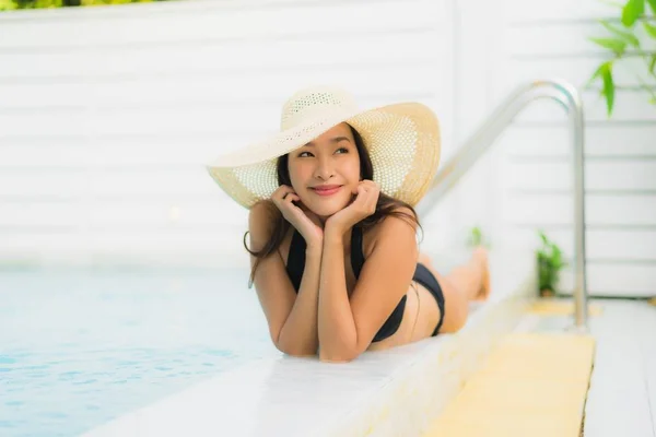 Retrato bonito jovem asiático mulher feliz sorriso relaxar ao redor ou — Fotografia de Stock