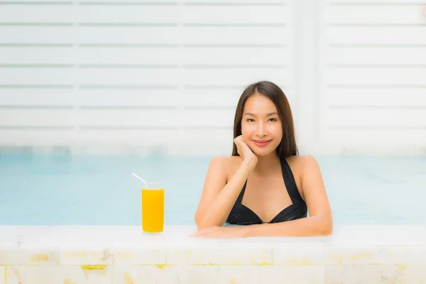 Retrato hermosa joven asiática mujer feliz sonrisa relajarse alrededor ou — Foto de Stock