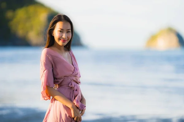 Ritratto giovane bella donna asiatica camminare sorriso e felice sul — Foto Stock