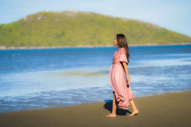 Portre genç güzel Asyalı kadın gülümseme ve mutlu yürümek
