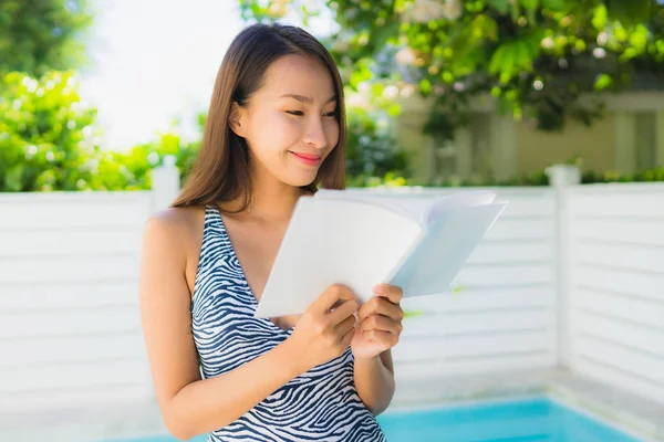 Ritratto bella giovane donna asiatica sorriso felice con lettura bo — Foto Stock